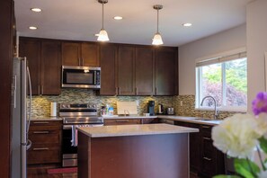 Een koelkast, een microgolfoven, een oven, een kookplaat