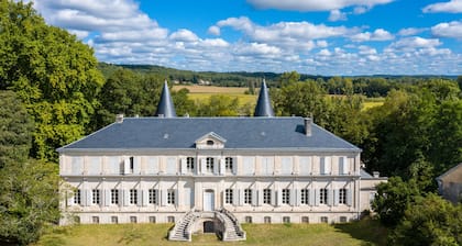 Die Ostflügel – Historische Eleganz und moderner Komfort im Château de Mayac mit Gemeinschaftspool