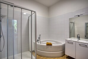 Douche, séchoir à cheveux, serviettes fournies