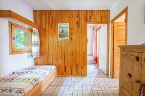 1 soverom og strykejern/-brett