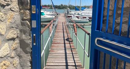 Boat 'En El Corazón Del Puerto' with Sea View, Wi-Fi and Air Conditioning