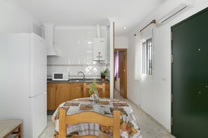 Kühlschrank, Mikrowelle, Herdplatte, Wasserkocher mit Kaffee-/Teezubehör