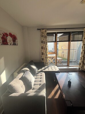 Smart-TV, Kamin, Bücher