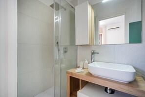 Douche, séchoir à cheveux, serviettes fournies