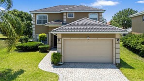 Exterior - 🌟 Spacious 4BR Getaway 🏡 Pool, Privacy & Near Parks 🎢 (Davenport)