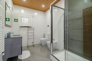 Douche, sèche-cheveux, serviettes fournies