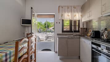 Réfrigérateur, micro-ondes, plaque de cuisson, lave-vaisselle