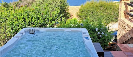 Outdoor spa tub
