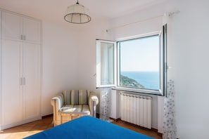 Coffres-forts dans les chambres, fer et planche à repasser