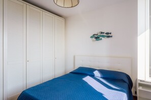 In-room safe, iron/ironing board, travel cot