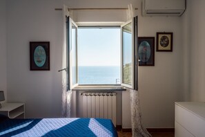 Pengeskab på værelset, strygejern/strygebræt, weekendseng