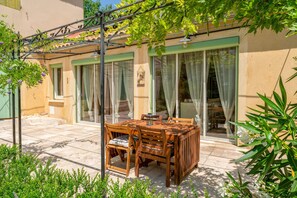 Outdoor dining - Holiday Home 'Le Secret D'hestia' with Shared Pool, Wi-Fi and Air Conditioning (Bollène)