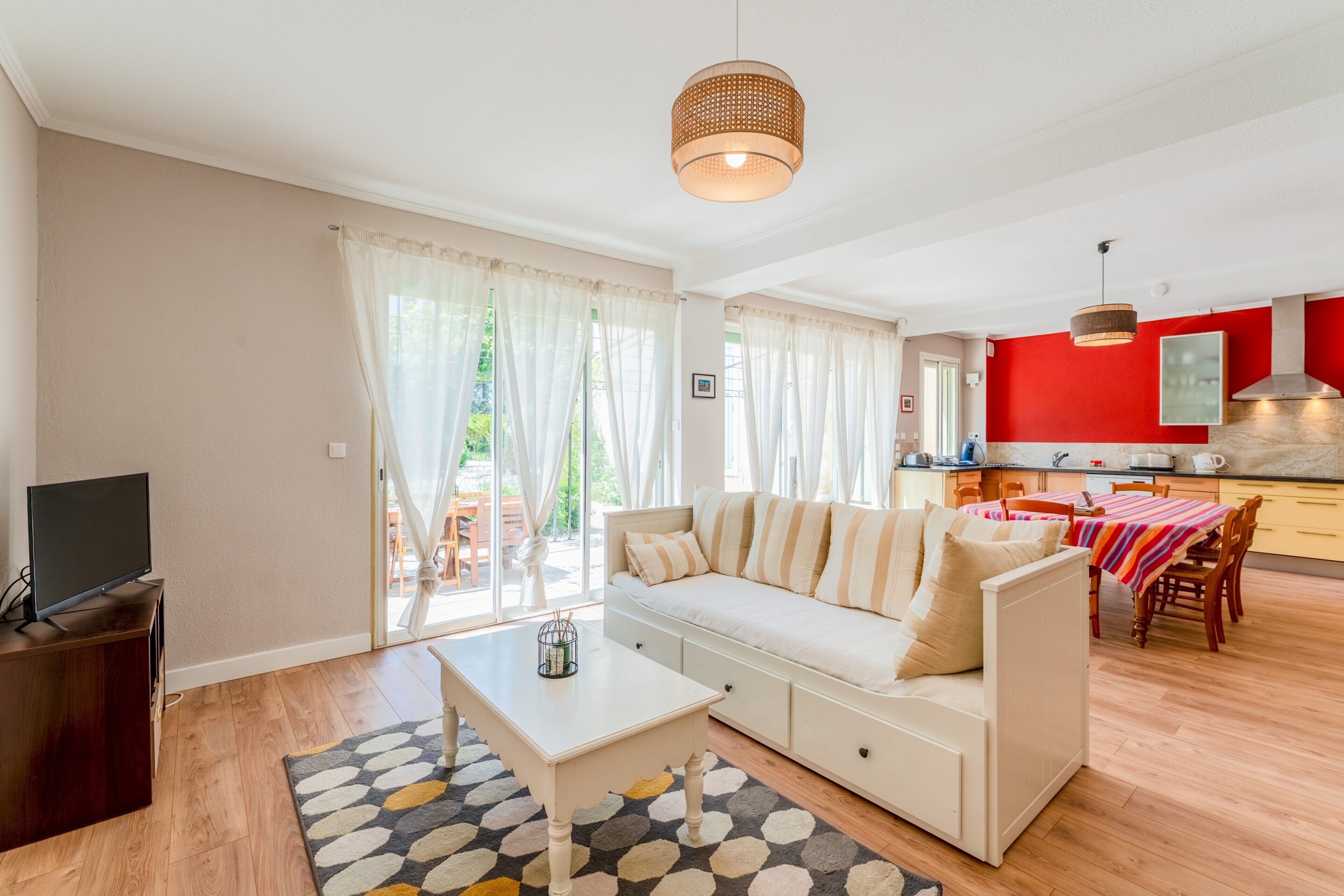 Een televisie en een stereo