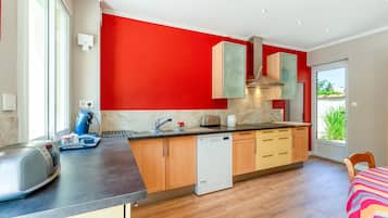 Jääkaappi, mikroaaltouuni, uuni, liesi