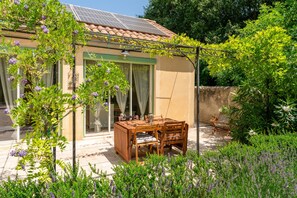 Outdoor dining - Holiday Home 'Le Secret D'hestia' with Shared Pool, Wi-Fi and Air Conditioning (Bollène)