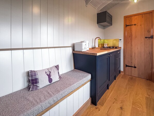 Interior - Shepherds Hut - UK49729 (King&rsquo;s Lynn)