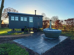 Exterior - Shepherds Hut - UK49729 (King&rsquo;s Lynn)