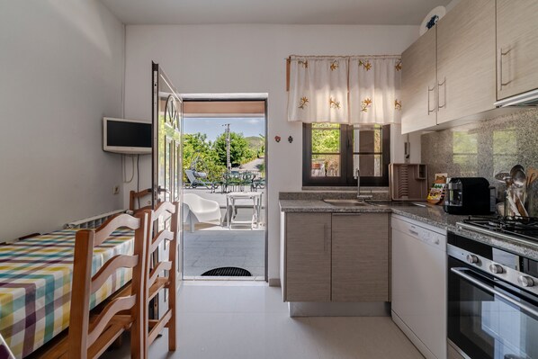 Réfrigérateur, four à micro-ondes, surface de cuisson, lave-vaisselle