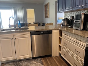 Microondas, horno, parrilla de estufa y lavavajillas