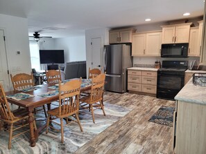 Frigorífico, microondas, horno y placa de cocina