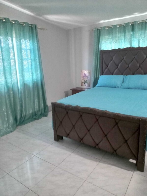 9 slaapkamers, een strijkplank/strijkijzer, wifi, beddengoed