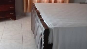 9 habitaciones, tabla de planchar con plancha, wifi y ropa de cama