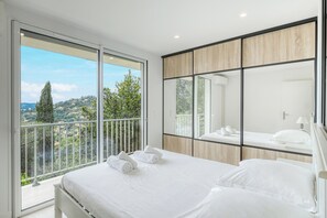 1 bedroom, iron/ironing board, WiFi, bed sheets - Renovated 1-bedroom apartment with sea view and large balcony – Aiguebelle, (Unknown)