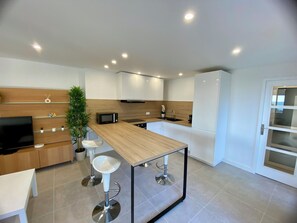 Fridge, microwave, oven, dishwasher