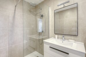 Shower, hair dryer, towels