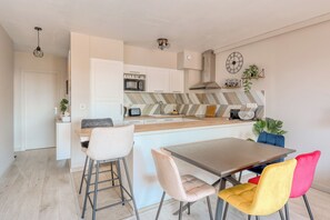 Fridge, microwave, oven, dishwasher - ✨ Le Diamant du Soleil • Sea View • New • City Center & Parking 🌴 (Unknown)