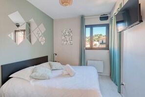 2 bedrooms, iron/ironing board, travel cot, WiFi