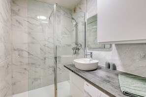 Dusche, Haartrockner, Handtücher