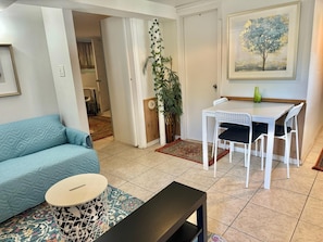 Smart TV - Charming 1-bedroom beautifully furnished apartment in quaint Roslyn w/Parking (Roslyn)