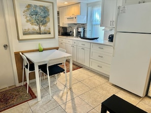 Private kitchen - Charming 1-bedroom beautifully furnished apartment in quaint Roslyn w/Parking (Roslyn)