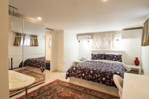 1 slaapkamer, een strijkplank/strijkijzer, gratis wifi, beddengoed