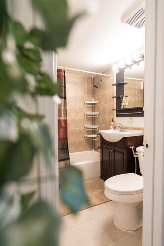 Charming 1-bedroom beautifully furnished apartment in quaint Roslyn w/Parking