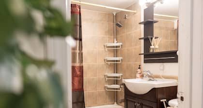 Charming 1-bedroom beautifully furnished apartment in quaint Roslyn w/Parking