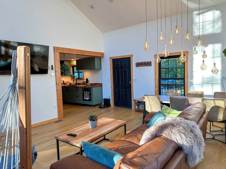 Modern Chalet By Mt. Sunapee With Spa - New Hampshire