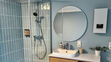 Dusche, Haartrockner, Handtücher, Seife