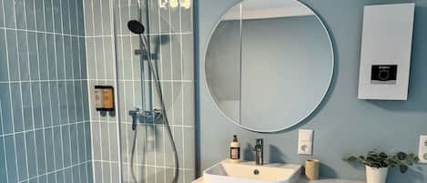 Een douche, een haardroger, handdoeken, zeep