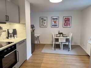 Mikrobølgeovn, ovn, kokeplater og oppvaskmaskin