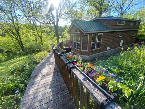 Aunt Happy’s Hideaway: charming 2 bedroom cabin near Mineral Point