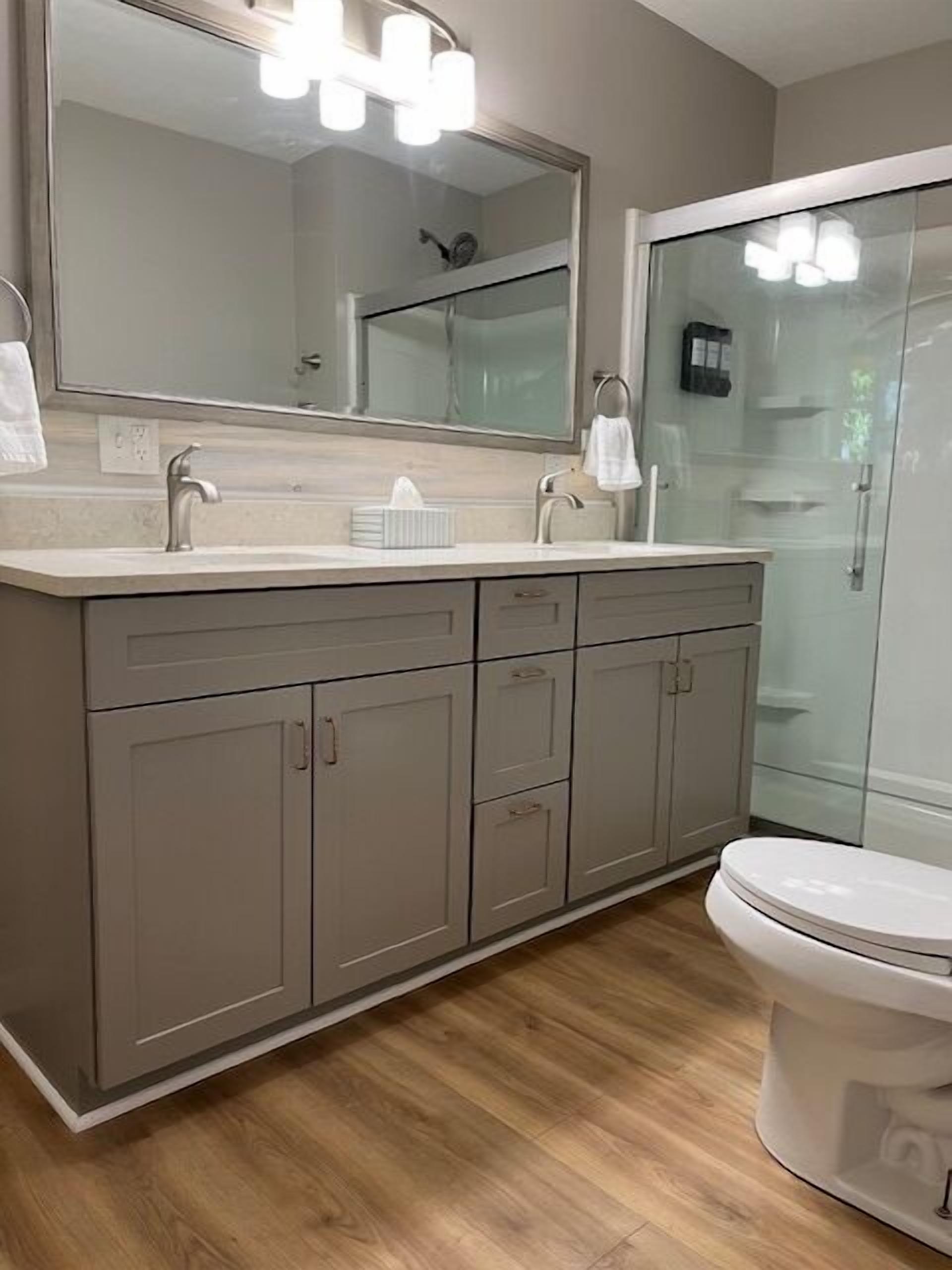 Secador de cabelo, toalhas de banho