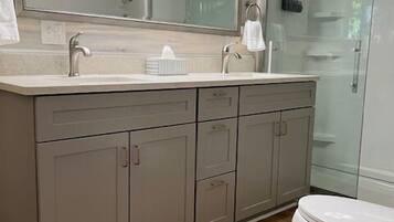 Secador de cabelo, toalhas de banho