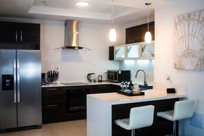 Four à micro-ondes, un four, surface de cuisson