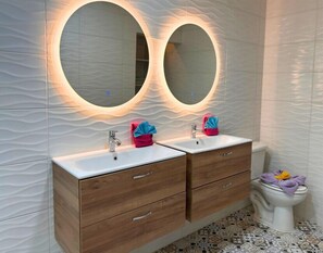 Een douche, een bidet, handdoeken