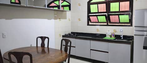 Micro-ondes, four, plaque de cuisson