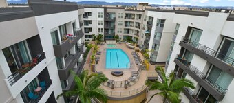 Cozy 1-Bedroom by the Ocean · Free Parking · Pool · Gym · Hot Tub · BBQ