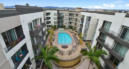 Cozy 1-Bedroom by the Ocean · Free Parking · Pool · Gym · Hot Tub · BBQ