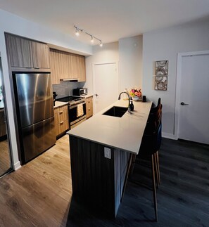 Een microgolfoven, een oven, een kookplaat, een vaatwasser